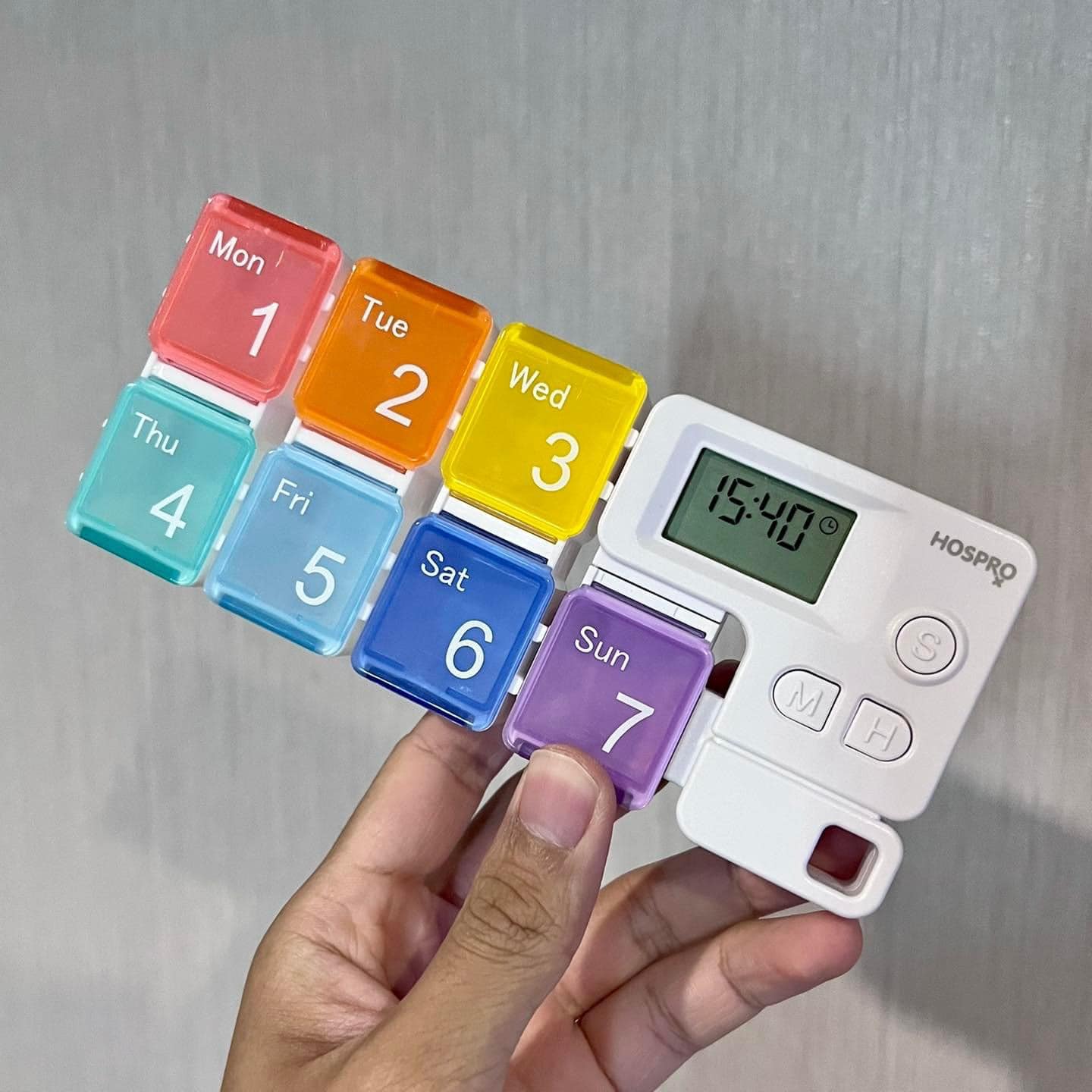 منظم الدواء الأسبوعي مع منبه