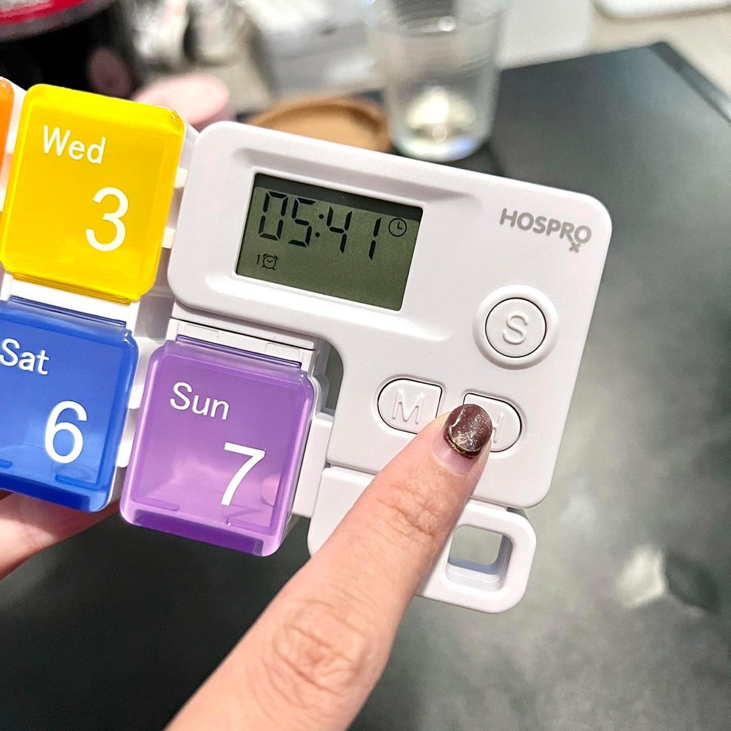 منظم الدواء الأسبوعي مع منبه